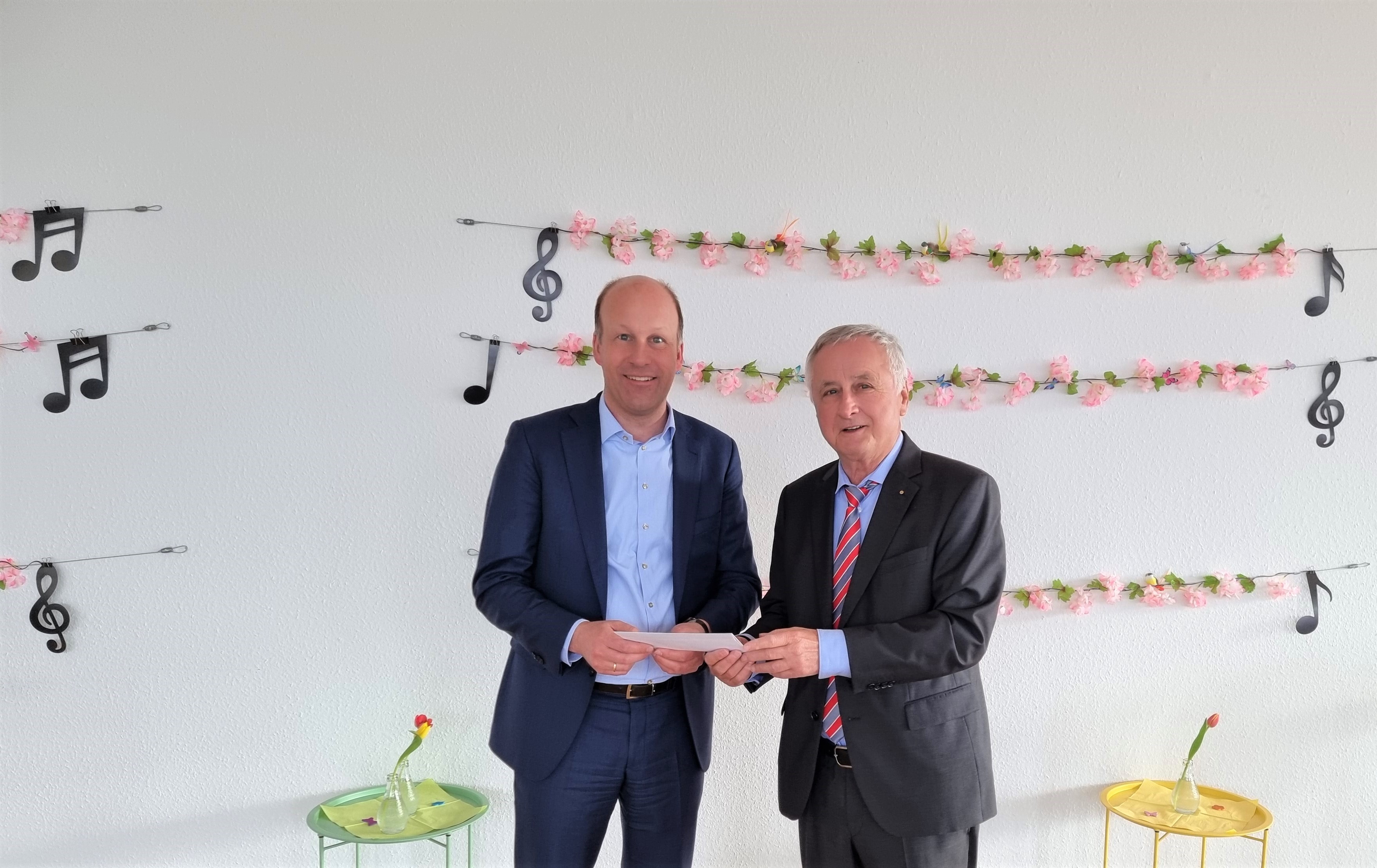 Bezirkstagspräsident Martin Sailer (links) gratuliert dem Hilfswerk Schwaben-Bukowina e. V. und seinem Vorsitzenden Jürgen Reichert (rechts) zum 25-jährigen Jubiläum.