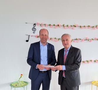 Bezirkstagspräsident Martin Sailer (links) gratuliert dem Hilfswerk Schwaben-Bukowina e. V. und seinem Vorsitzenden Jürgen Reichert (rechts) zum 25-jährigen Jubiläum.