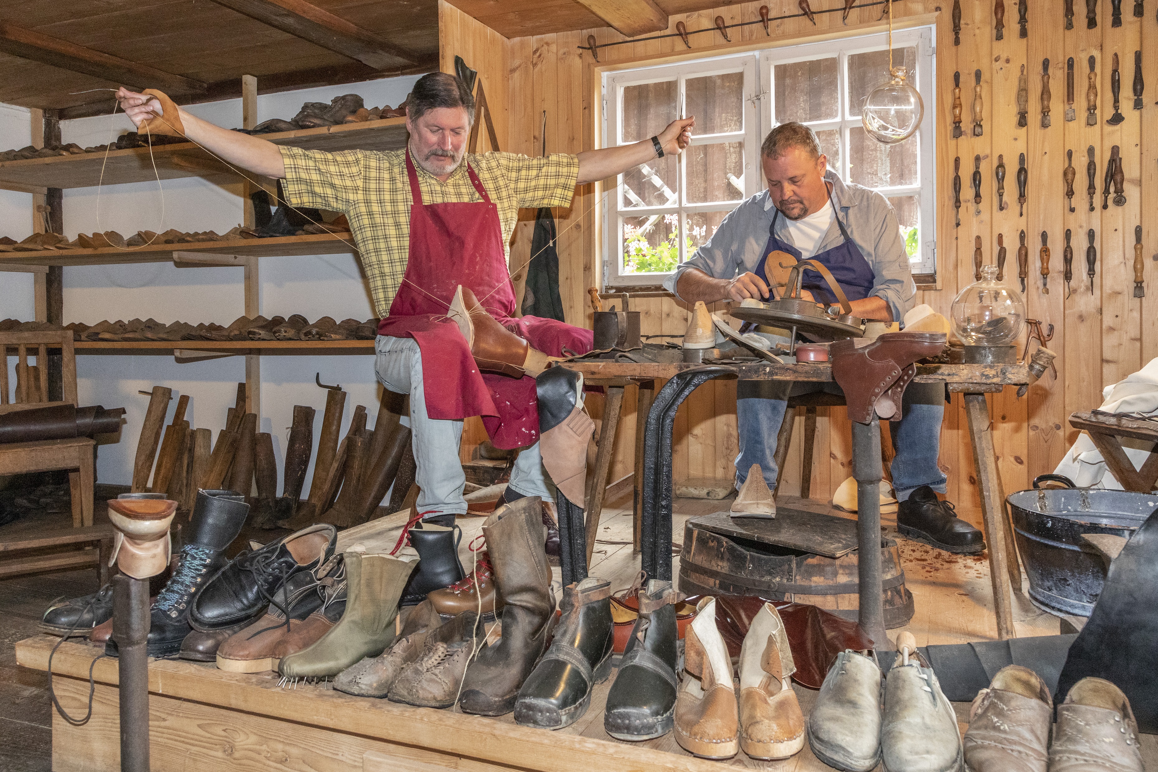 In historischem Umfeld demonstriert das Bauernhofmuseum Illerbeuren, wie wertvoll altes Handwerk ist und dass es für echte Langlebigkeit steht. - Foto: Tanja Kutter, SBI