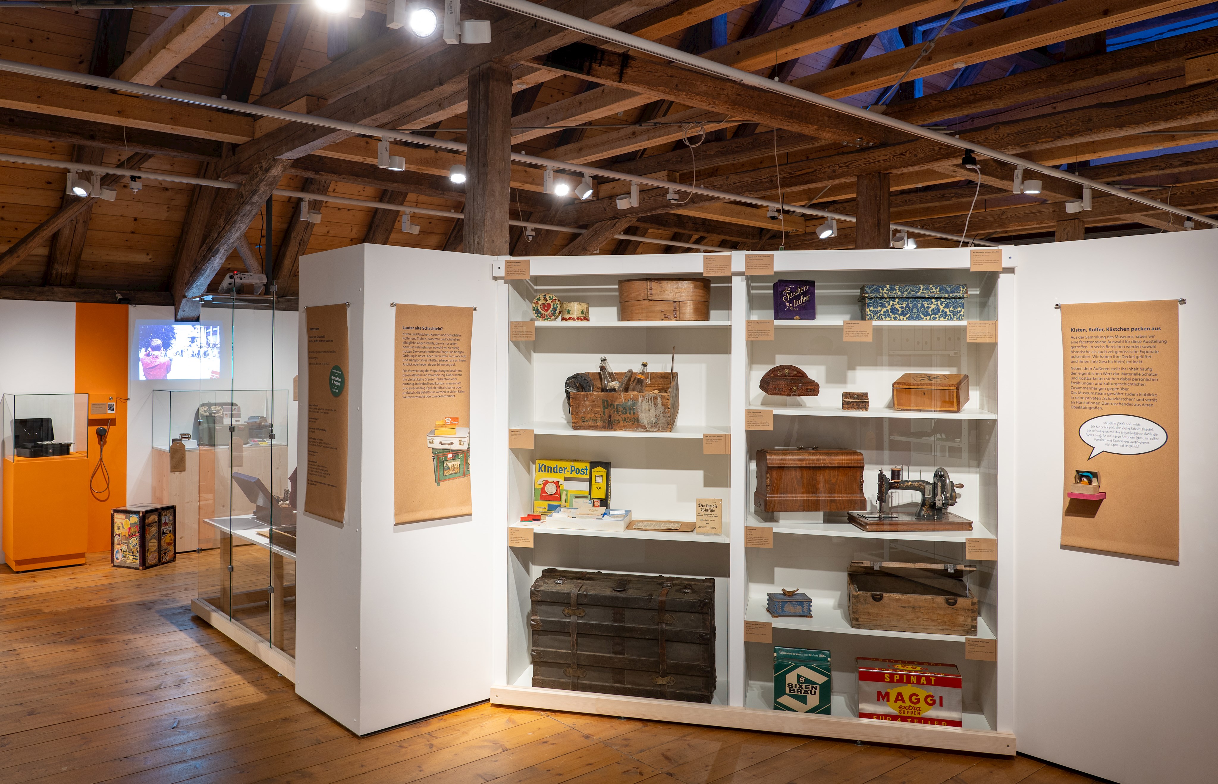 Die Jahresausstellung „Lauter alte Schachteln? Kisten, Koffer, Kästchen packen aus“ präsentiert eine Vielzahl an historischen und zeitgenössischen Objekten aus der hauseigenen Sammlung. (2) - Foto: Matthias Meyer