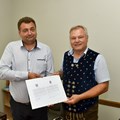 Die Bürgermeister Valentin Hlopina (Woloka) und Toni Brugger (Thierhaupten) unterzeichnen eine Freundschaftserklärung. - Foto: Dumitiu Penteleichuk