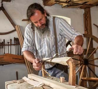Wer heute einen Handwerker sucht, der findet keinen. Außer: Im Schwäbischen Bauernhofmuseum Illerbeuren bei den 41. Handwerkertagen!