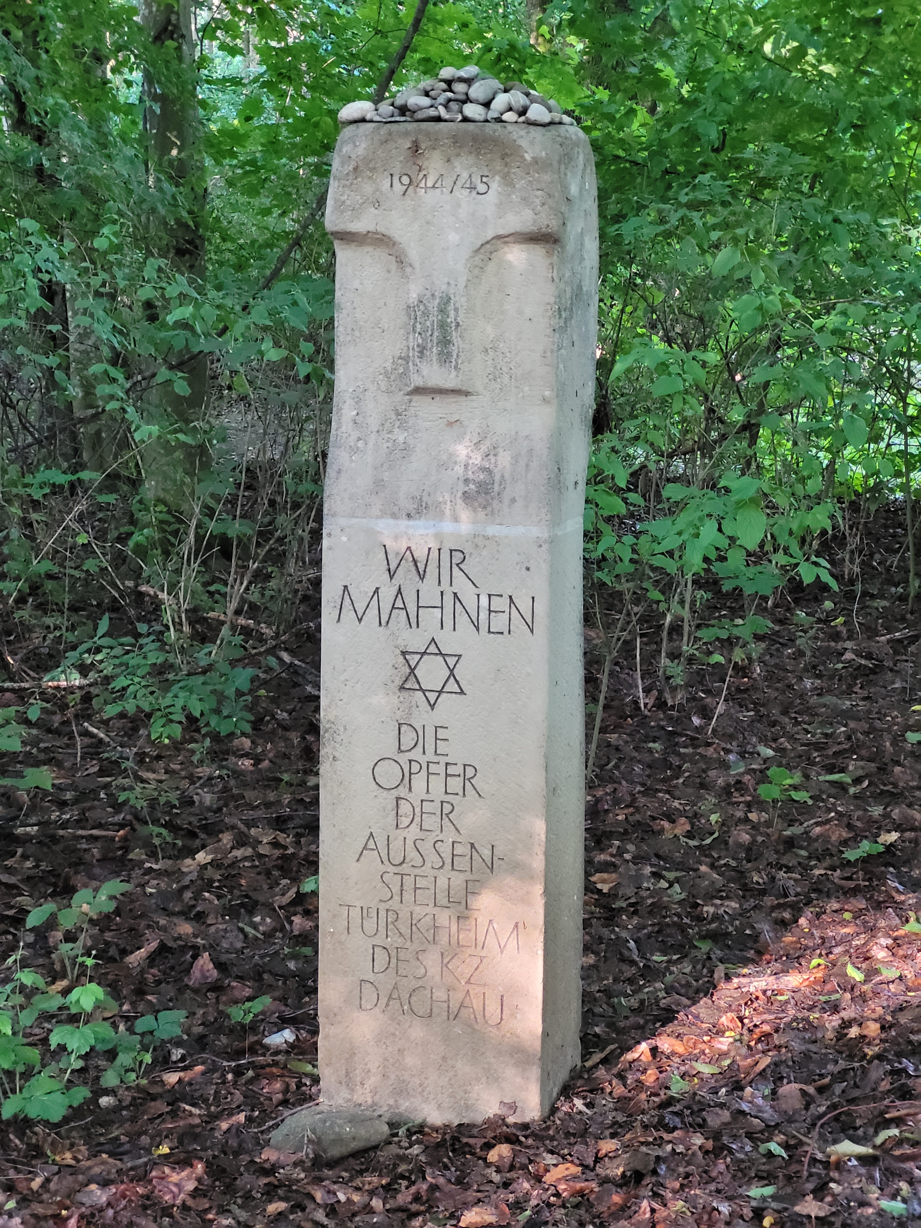 Stele an der Gedenkstätte am ehemaligen KZ-Außenlager Türkheim - Foto: Sylvia Heudecker