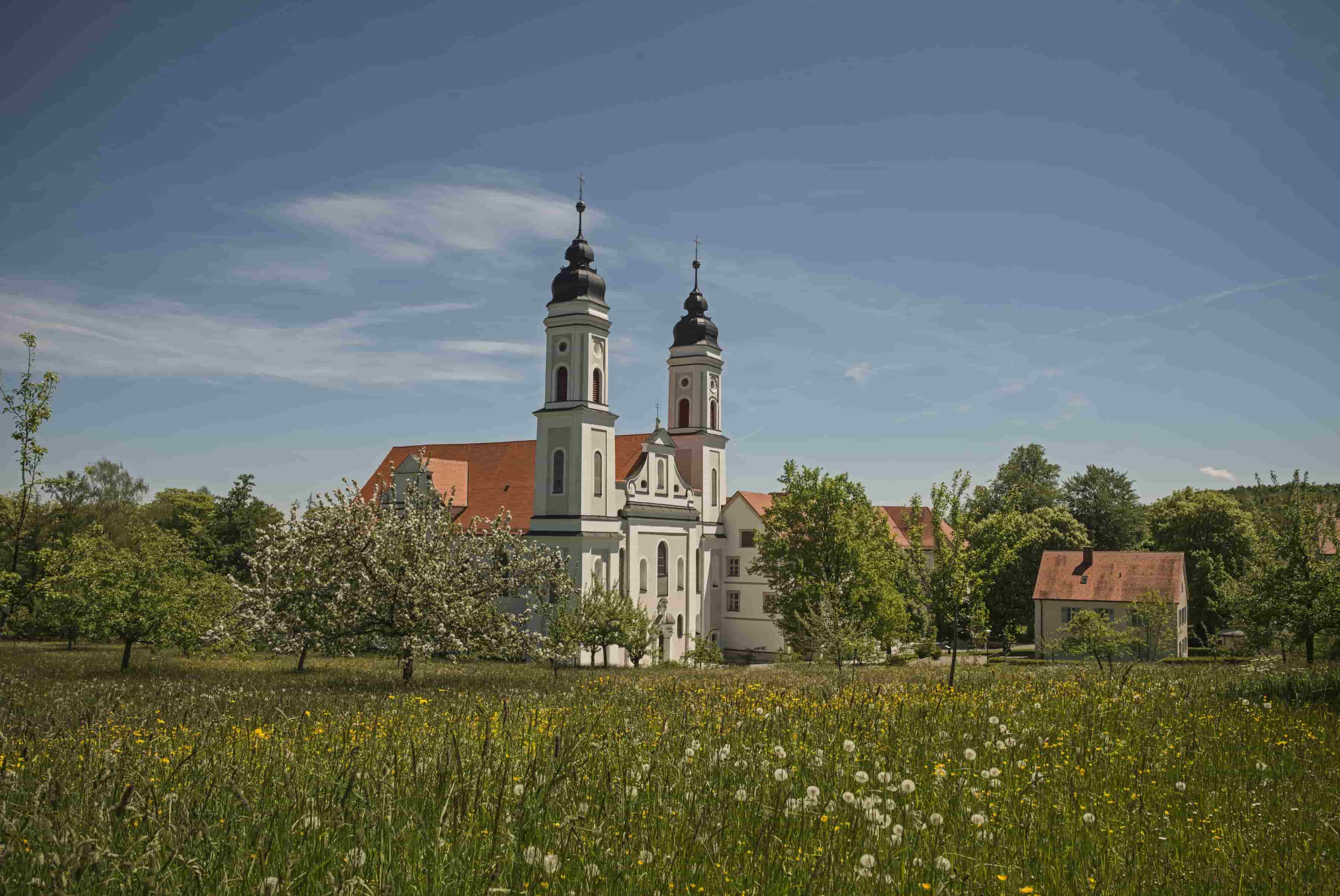Die beliebten Gartentage „München blüht“ auf Schloss Blutenburg und die „Irseer Gartentage“ im barocken Kleinod Kloster Irsee finden 2023 endlich wieder statt! 